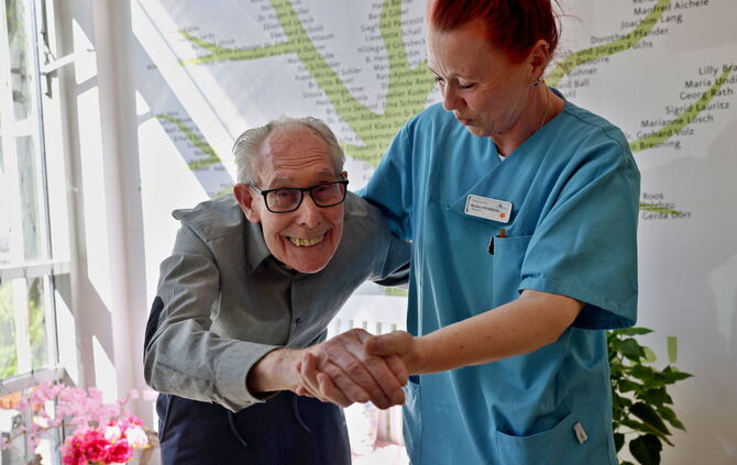 Siegfried Roller (91) tanzt mit Pflegekraft Monika Kromberg, Leiterin der sozialen Betreuung im Philipp-Paulus Heim.