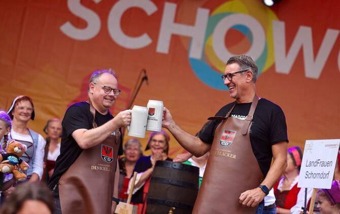 Nur einen Schlag brauchte Oberbürgermeister Bernd Hornikel (links). Dann war die SchoWo eröffnet. Rechts Erster Bürgermeister Th