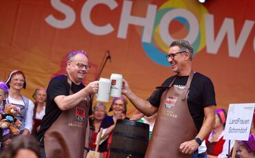 Nur einen Schlag brauchte Oberbürgermeister Bernd Hornikel (links). Dann war die SchoWo eröffnet. Rechts Erster Bürgermeister Th