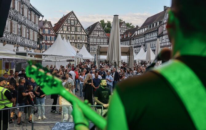 Als Show-Opener rockt "Jenny and the Gang" den Marktplatz am Freitagabend.