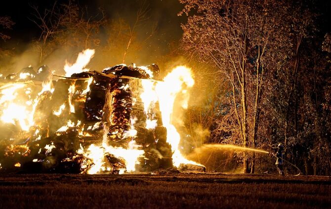 https://www.zvw.de/cms_media/module_img/7403/3701500_1_articledetail_Mehr_als_800_Heuballen_sind_in_Flammen_aufgegangen._Symbolbild_.jpeg