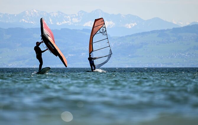 Surfer auf Bodensee vor Alpen