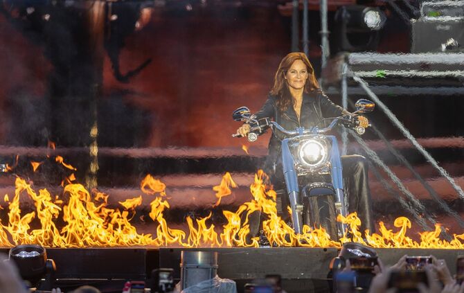 Sie gibt Vollgas bei ihrem "Heimspiel": Andrea Berg kommt mit einer Harley-Davidson auf die Bühne gefahren.