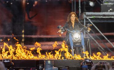 Heiße Einfahrt: Andrea Berg kommt mit einer Harley-Davidson auf die Bühne gesaust.