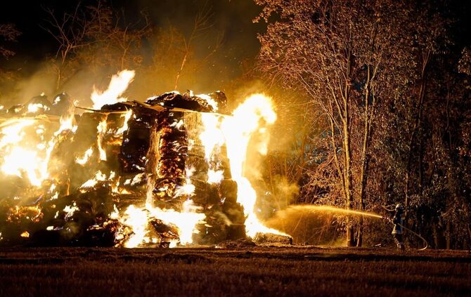 Mehr als 800 Heuballen sind in Flammen aufgegangen. (Symbolbild)