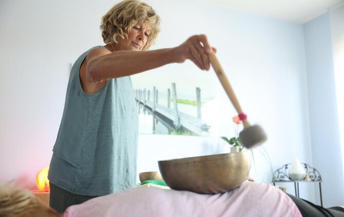 Jede Klangschalenmassage verläuft anders: Petra Rachel stimmt die Auswahl der Schalen auf ihre Patienten und deren Anliegen ab.