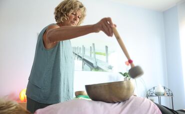 Jede Klangschalenmassage verläuft anders: Petra Rachel stimmt die Auswahl der Schalen auf ihre Patienten und deren Anliegen ab.