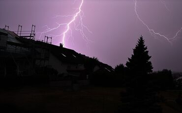 Blitzeinschläge sorgten für Einsätze der Feuerwehr in mehreren Wohngebieten.