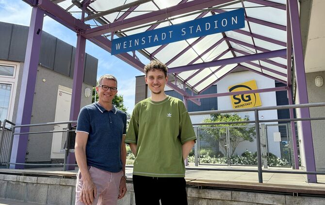 Richard Heckert (Bürgerstiftung Weinstadt, links) und Jonas Röhrig (SG Weinstadt) freuen sich auf das VfB-Spiel im Weinstadt-Sta