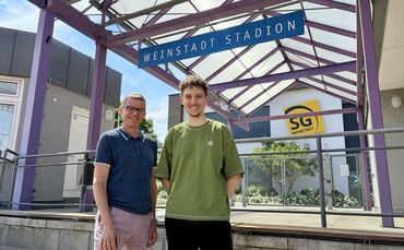 Richard Heckert (Bürgerstiftung Weinstadt, links) und Jonas Röhrig (SG Weinstadt) freuen sich auf das VfB-Spiel im Weinstadt-Sta
