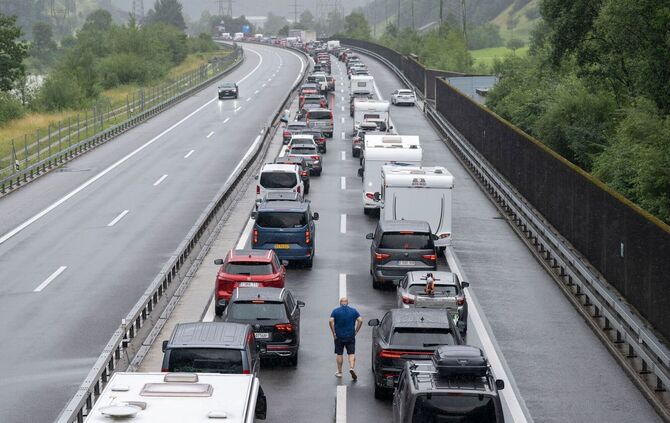 Im Kanton Uri staut sich der Verkehr vorm Gotthard
