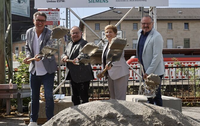 Die Bauarbeiten zur Modernisierung des Bahnhofs haben offiziell begonnen: Der Erste Bürgermeister Thorsten Englert (von links),