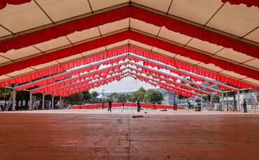 Das Festzelt auf dem Gänswasen steht.