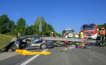 Zwei Männer starben in diesem Wrack, eine Frau wurde schwer verletzt.