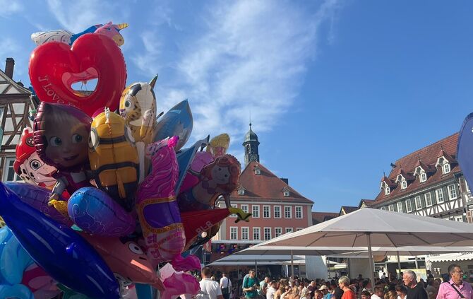 SchoWo-Freunde machen sich bereit fürs Samstagabendprogramm. Markt- und Rosen-Platz füllen sich.