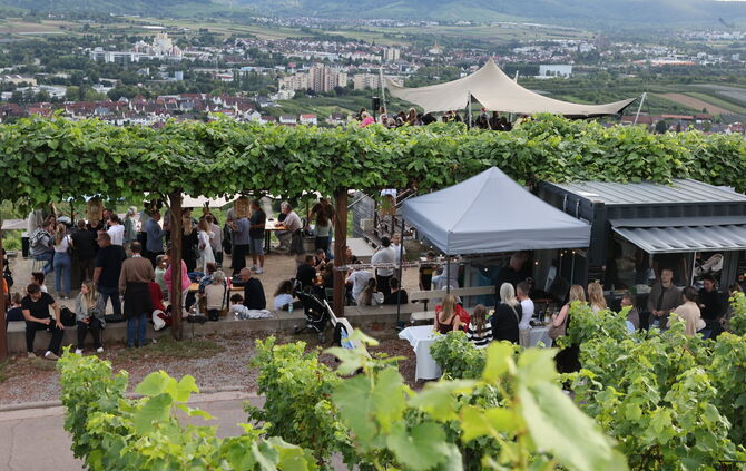 Die Sunset Lounge in den Weinbergen in Großheppach ist ein absoluter Publikumsmagnet - 2026 darf sie aber nur an sieben Tagen st