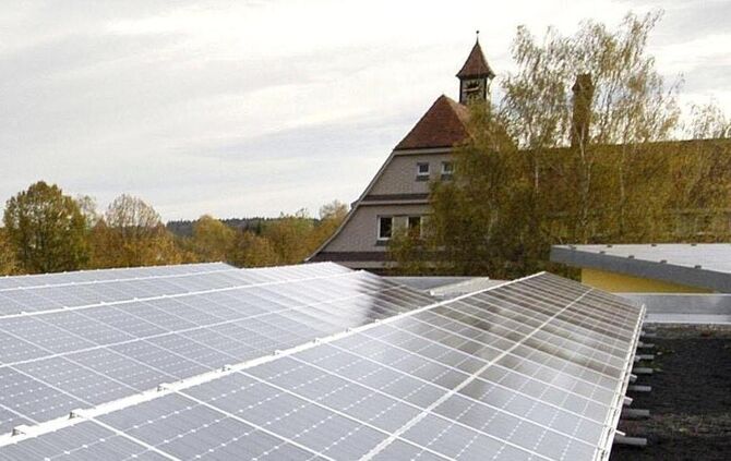Für dieses Bild musste im ZVW-Fotoarchiv ganz weit in der Vergangenheit gesucht werden: Diese Solar-Anlage auf dem Dach des Lime