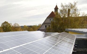 Für dieses Bild musste im ZVW-Fotoarchiv ganz weit in der Vergangenheit gesucht werden: Diese Solar-Anlage auf dem Dach des Lime