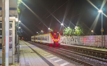 Nach Streit - Bahn-Sicherheitsmann stürzt aus Zug