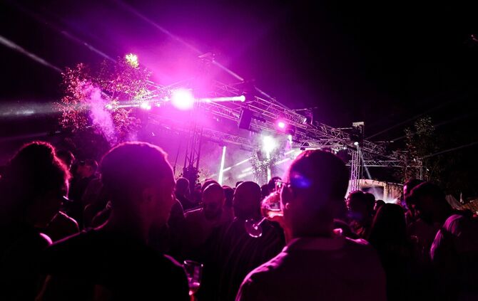 Auch 2025 (Archivfoto) lockte das Electric-Wine-Festival in den Weinbergen zwischen Beutelsbach und Schnait Tausende Besucher an