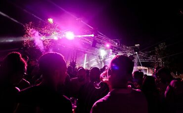 Auch 2025 (Archivfoto) lockte das Electric-Wine-Festival in den Weinbergen zwischen Beutelsbach und Schnait Tausende Besucher an