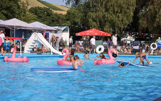 Wasserspaß und entspannte Stimmung im Beutelsbacher Freibad.