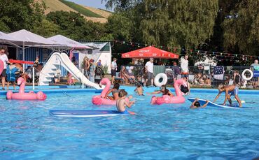 Wasserspaß und entspannte Stimmung im Beutelsbacher Freibad.