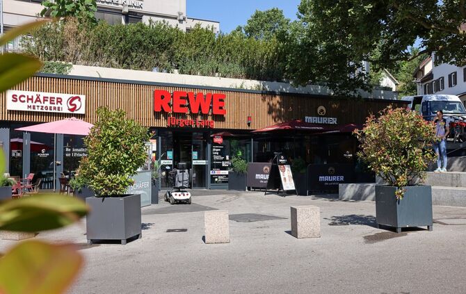 Ein Lichtblick am Postplatz: Eingangsbereich zum modernisierten Rewe.