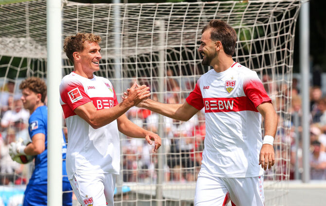 VfB-Neuzugang Grischa Prömel (links) jubelt mit Doppelpacker Jovan Milosevic beim Testspiel in Balingen.