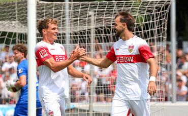VfB-Neuzugang Grischa Prömel (links) jubelt mit Doppelpacker Jovan Milosevic beim Testspiel in Balingen.