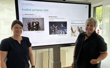 Tanja Trefz (links) und Sybille Mack trotzen mit einem neu konzipierten Kulturprogramm dem Spardiktat. Hinter ihnen die drei Ver