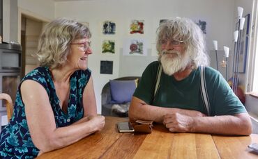 Frieder Bayer und Dorle Holder in ihrem Zuhause in Beinstein.
