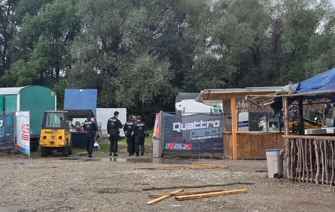 Gewalttat auf Dorffest: acht Verletzte, Täter flieht