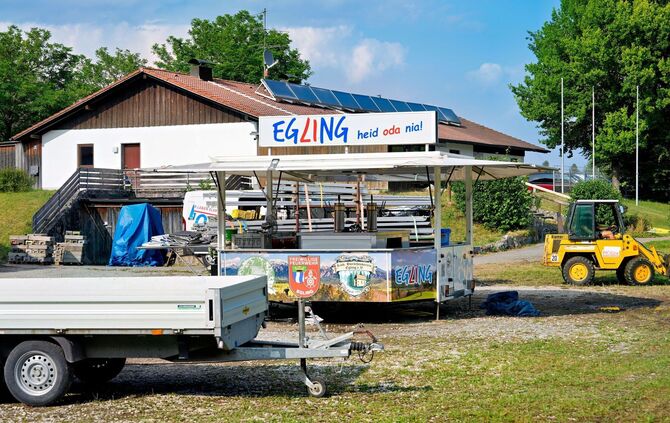 Unbekannter attackiert Festbesucher in Egling