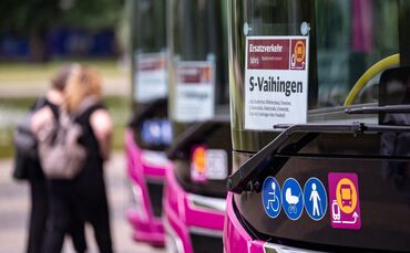Fahrgäste in der Stuttgarter Innenstadt müssen in den kommenden Wochen Ersatzbusse nehmen. Die S-Bahn ist bis Mitte September ko