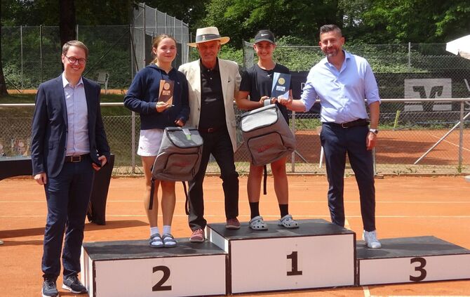Darcy Basist (zweite von rechts) aus Australien gewinnt bei den Girls U14 (links im Bild: Waiblingens OB Sebastian Wolf).