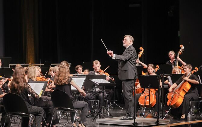 Das Große Sinfonieorchester unter der Leitung von Günter Martin Korst in der Künkelinhalle.