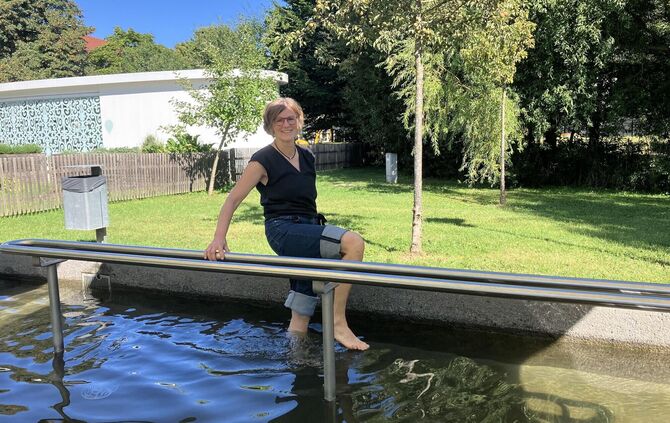 Sabine Eisenbraun beim Kneippen im Stadtpark in Schorndorf.