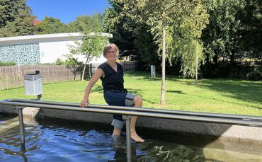 Sabine Eisenbraun beim Kneippen im Stadtpark in Schorndorf.