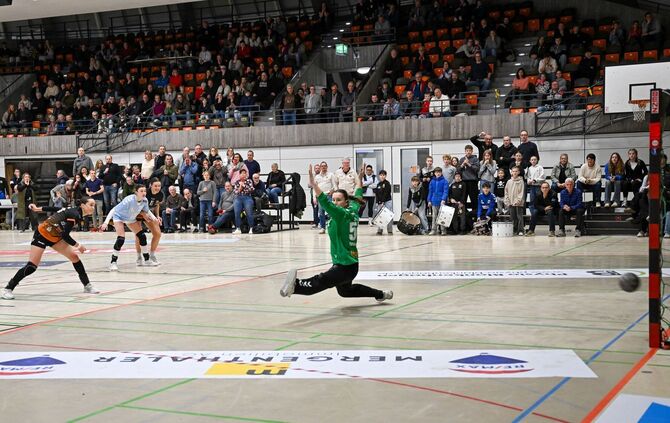 Handball-Tempel Rundsporthalle: Maxime Luber beim Siebenmeter.