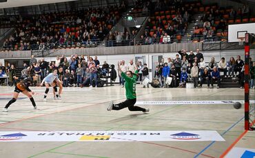 Handball-Tempel Rundsporthalle: Maxime Luber beim Siebenmeter.