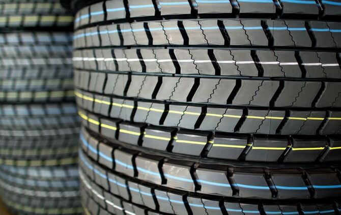 Das Kartellamt wirft drei Unternehmen vor, die Preisbildung beim Vertrieb von Reifen der Marken Maxxis und CST auf dem deutschen