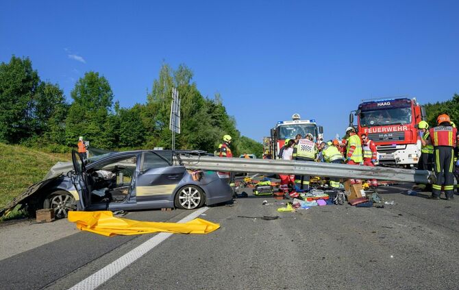 Zwei Männer starben in diesem Wrack, eine Frau wurde schwer verletzt.