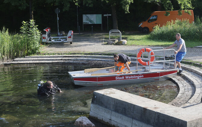 Die Waiblinger Taucher helfen der Stadt, eine Verstopfung im Talauesee zu beheben.