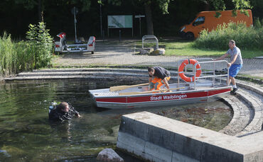 Die Waiblinger Taucher helfen der Stadt, eine Verstopfung im Talauesee zu beheben.