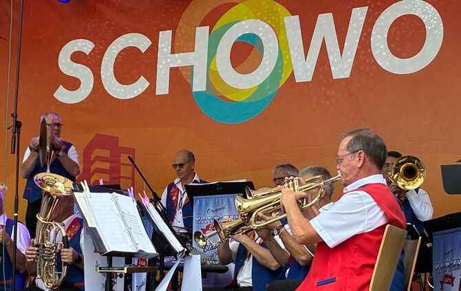 Der „Original Karpaten Express“ spielt seit 14.30 Uhr auf dem Rosen-Platz.