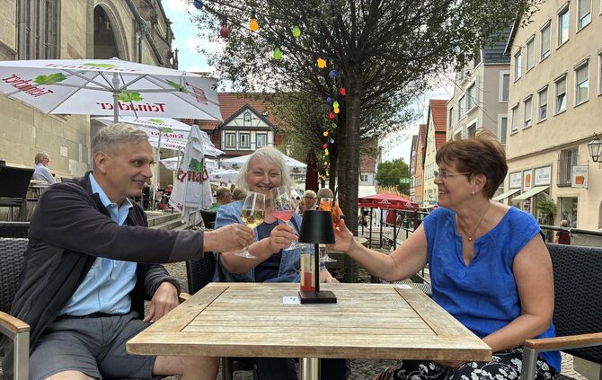 Prost! Leckere Weine, Spritz und alkoholfreie Getränke vom Stand der Remstalkellerei können SchoWo-Besucherinnen und -Besucher d