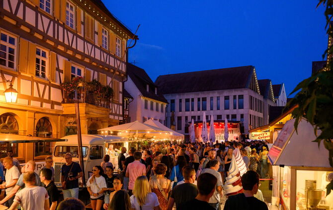 Auf dem Marktplatz wird das Bierfass angestochen. Dann ist der City-Treff 2026 am Freitag, 24. Juli, eröffnet (Archivfoto).
