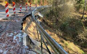 Die Kreisstraße K1886 bei Walkersbach wird nach einer Hangrutschung saniert.