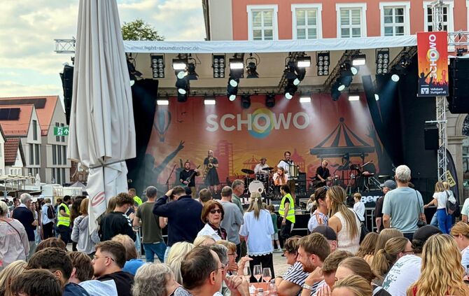 Power in bayrischen Lederhosen noch bis 22.30 Uhr: "Bergluft" rockt auf der Marktplatz-Bühne vor dem Rathaus.